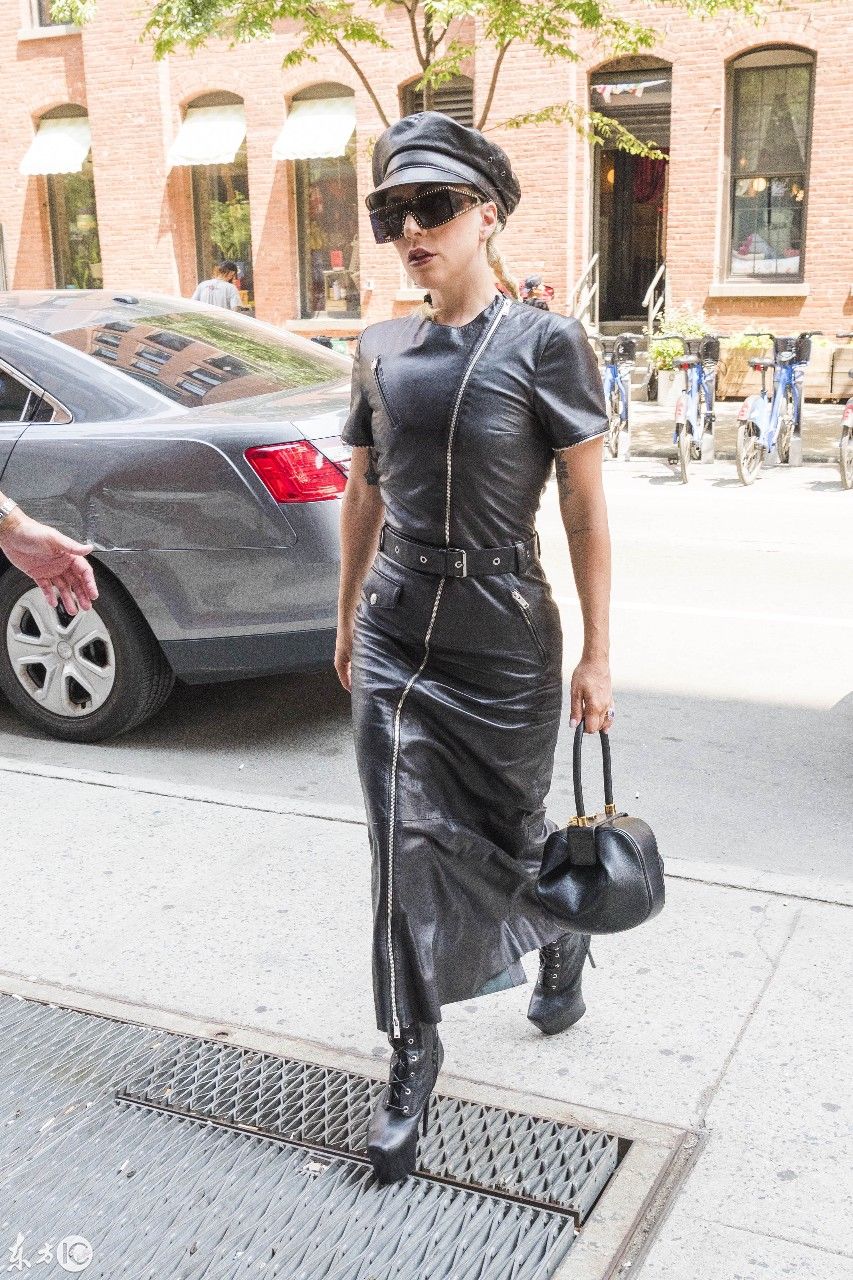 lady Gaga穿皮衣街拍，网友表示优雅时尚，魅力十足，很佩服!