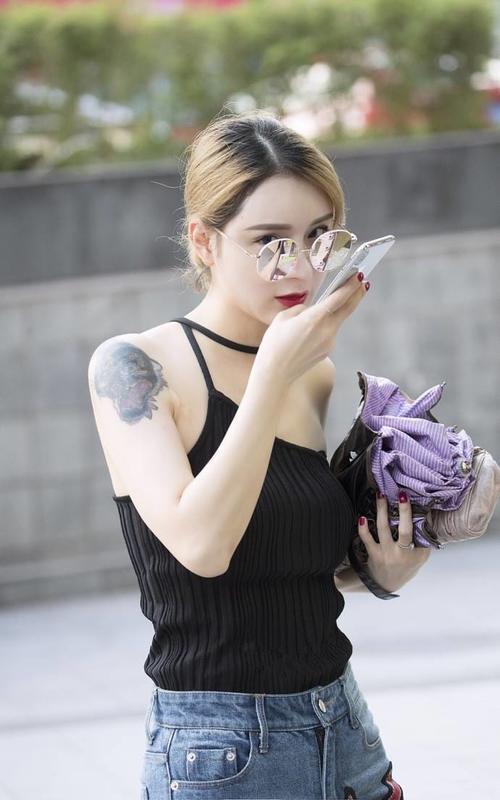 街拍：小姐姐穿着清凉性感，娇俏迷人！