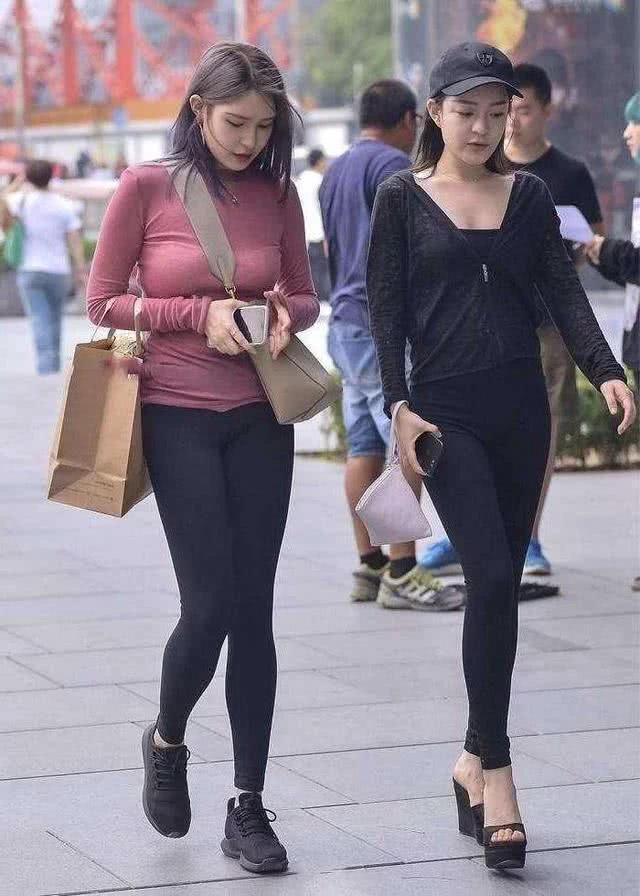 街拍：两闺蜜都穿着紧身裤，各有各的美