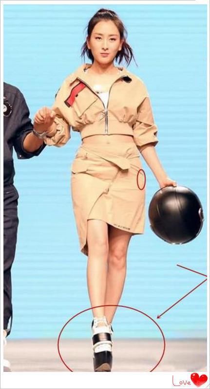 马苏为捞金真是拼，脚踩30cm恨天高走T台，敬业女人的榜样啊！