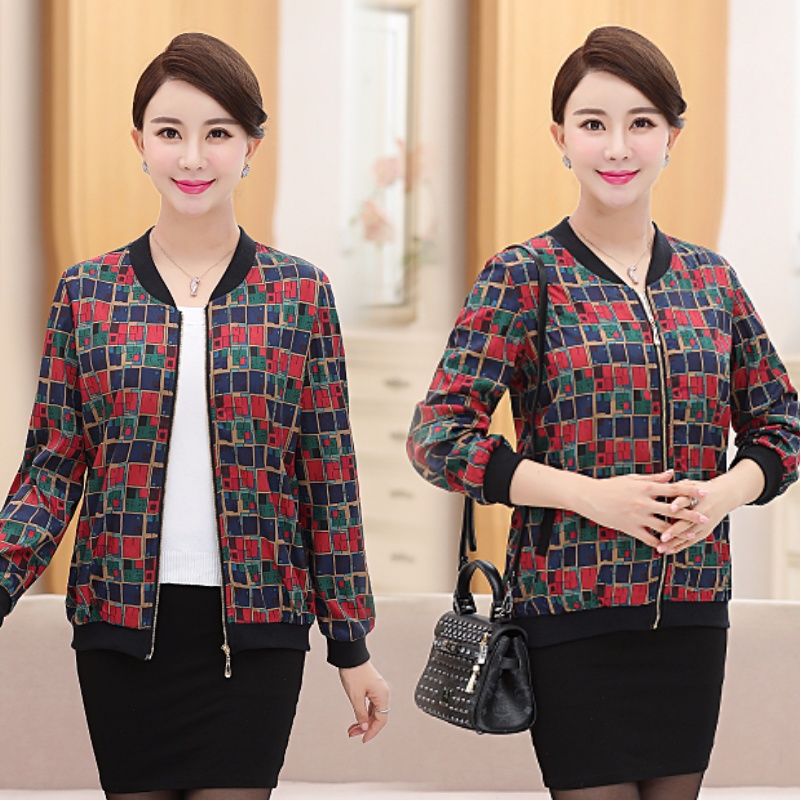 女人过了45岁，就该往死里打扮，瞧妈妈穿的修身外套，令人惊艳