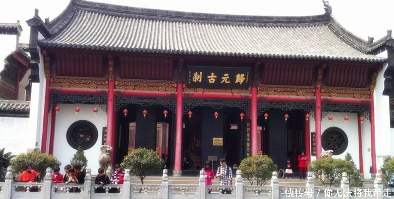 我国一处寺庙门票收入百万,每到大年初五,工作人员用麻袋装钱!