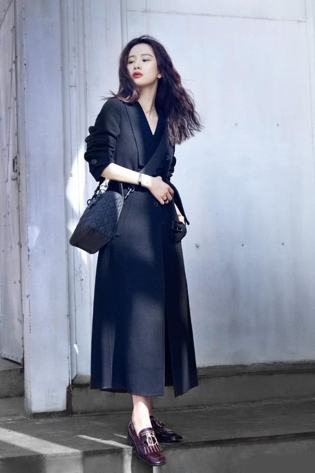 李梦出席活动，泡面头配蓝裙吸睛，网友:看到了腿上的枫叶纹身!