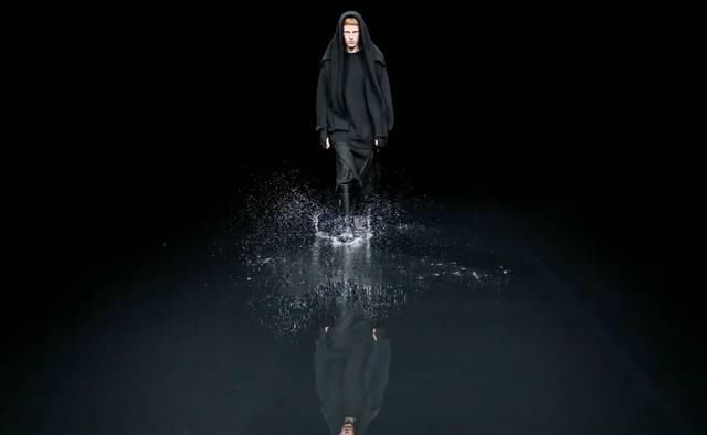  「水上」“黑色”包裹的灵魂?：巴黎世家Balenciaga的水上发布会