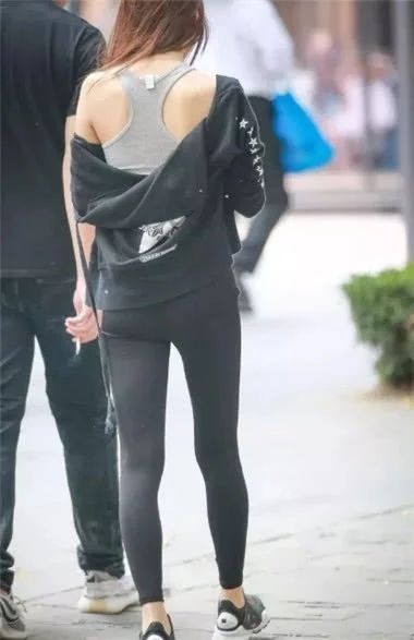 街拍紧身热裤小姐姐,运动风范姣好身材展现无遗