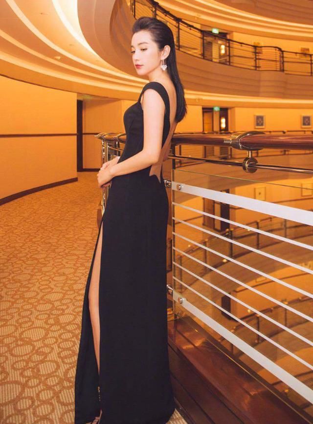 45岁李冰冰穿开叉裙秀腿不输25岁小姑娘，难怪迷倒小16岁男友！