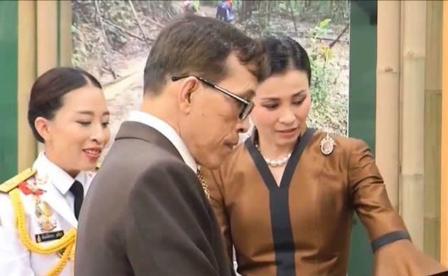  亮相|泰国携王后合体亮相，苏提达巧克力套装时尚感强，对帕公主很尊重
