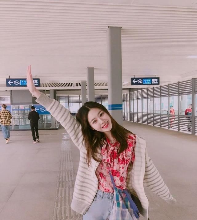 『女性』不同年龄的女性怎么搭配花衬衫?这样穿潮酷减龄,质感优雅全都行
