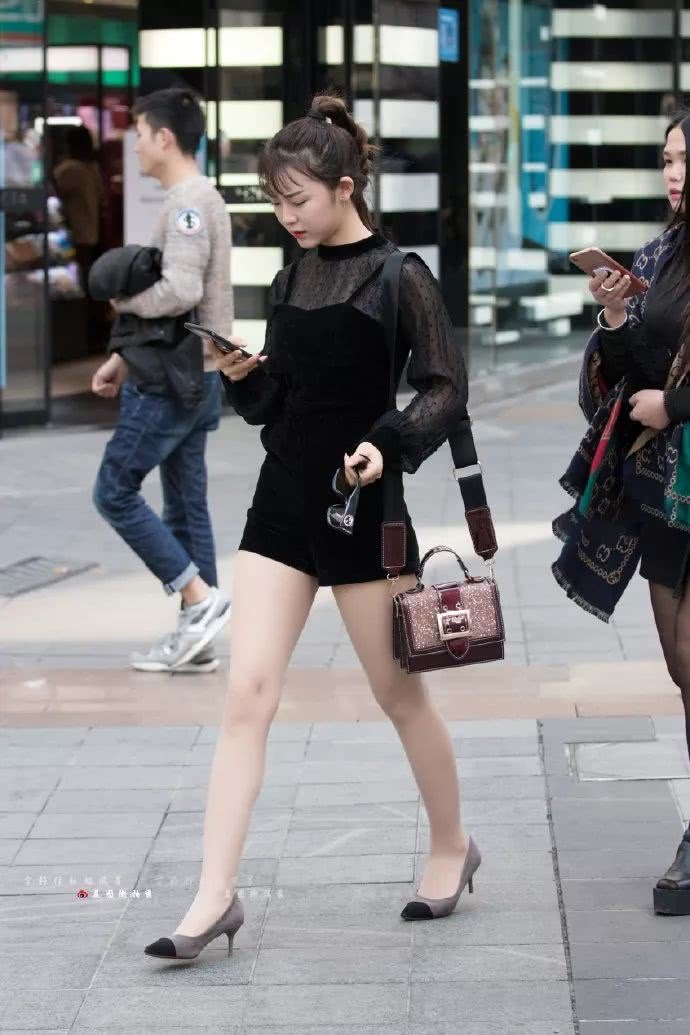 街拍：又仙又美的小姐姐，简约舒适，气质女神太养眼