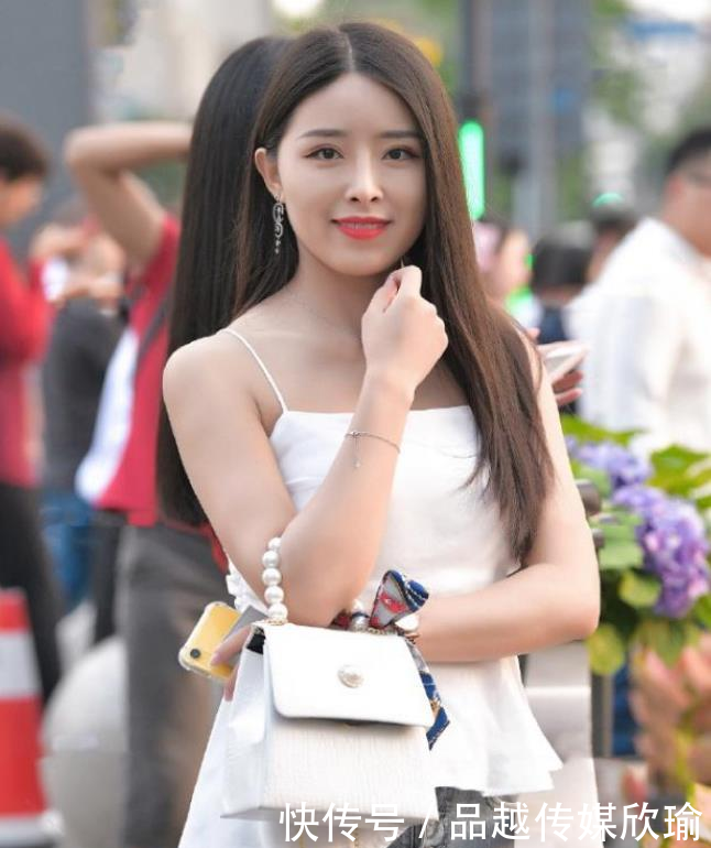 【很棒】街拍:动感十足的紧身裙小姐姐,身材很棒,充满女神气质