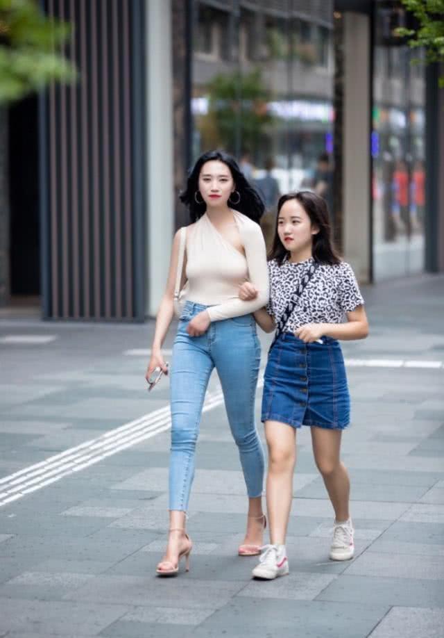  『小姐姐们』街拍：休闲的牛仔裤穿搭，气质又有魅力！