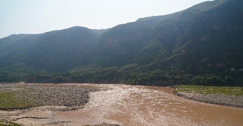 秋游黄河，发现1个黄河人家，2件衣服让人联想，住的啥人