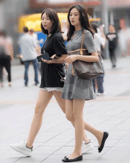 街拍: 气质小姐姐吊带抹胸和闺蜜逛街, 一路不停的自拍