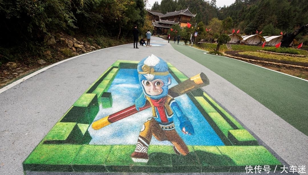 奇了怪,湖南这个景区把3D画弄到地面,游客不小心就会掉进深渊!