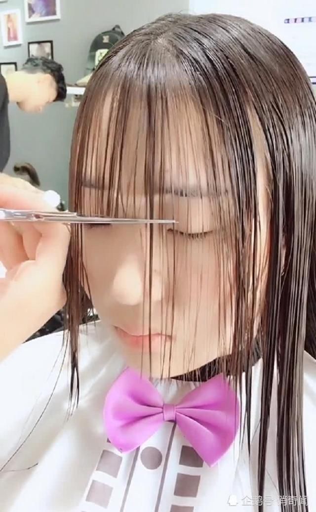 相貌普通的单眼皮女生去理发,剪完刘海一点变化都没有,扎心了