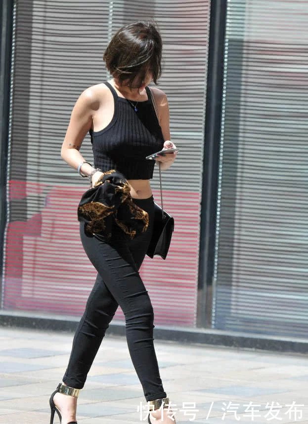 成熟辣妈一袭黑色吊带显丰韵小身材，皮肤白皙身材好，紧身裤被撑