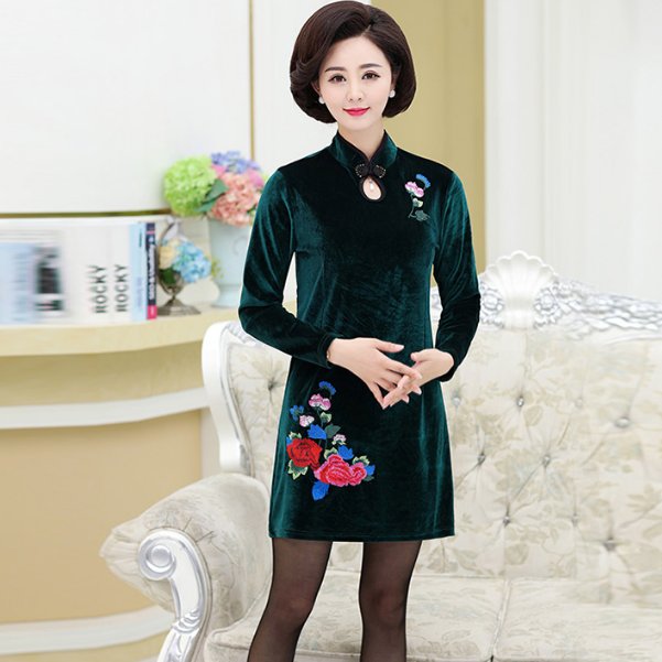 48岁的阿姨，过膝裙子+打底裤，太扎眼了，真像个大姑娘