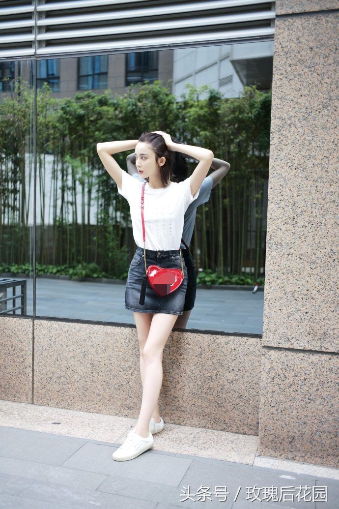 古力娜扎穿白色T恤黑色牛仔裙秀出修长美腿,美丽动人
