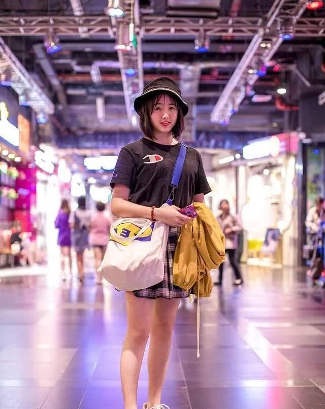  「穿着」路人街拍:小姐姐穿着短裙,时尚又显身材,这气质真的很养眼!