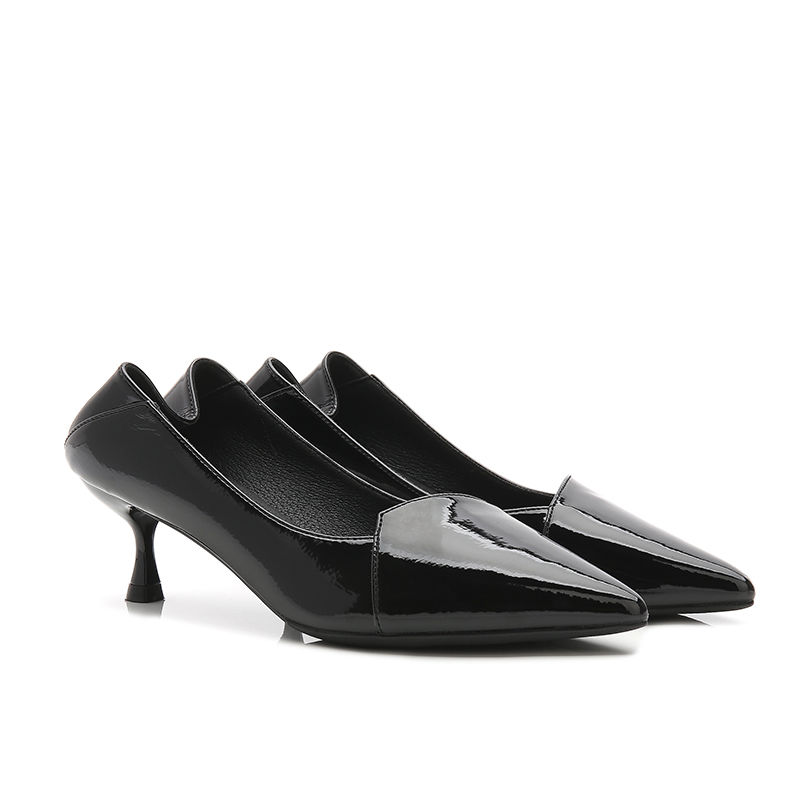 现在的高跟鞋越来越高级了，穿上它迷人至极，穿出凹凸好身材