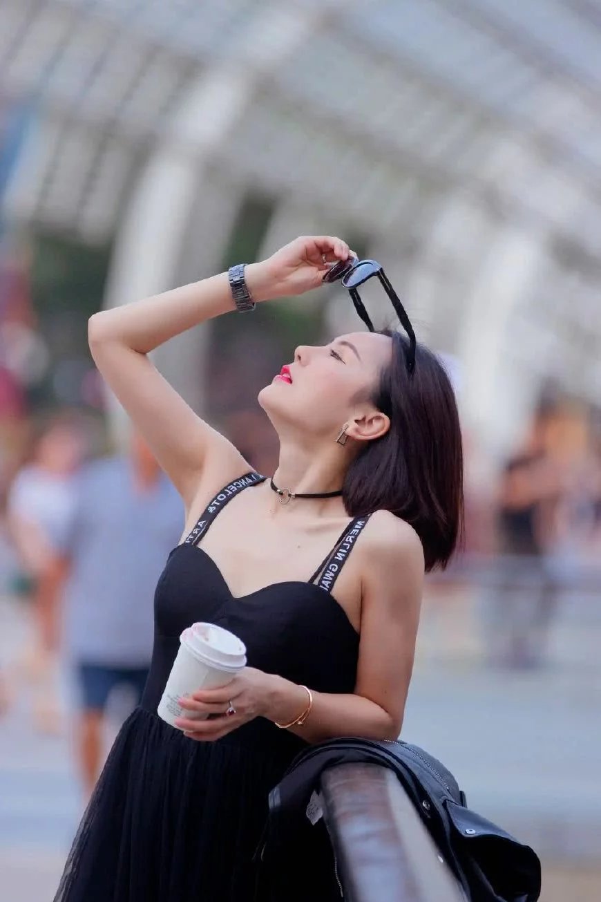 甜美小姐姐吊带抹胸装大展身材，下身的黑纱充满妩媚神秘感