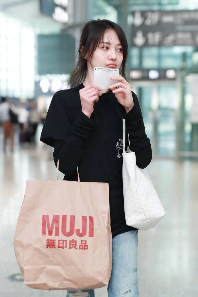 郑爽:素颜出现机场，身穿黑色T恤，素颜可是无人能比!