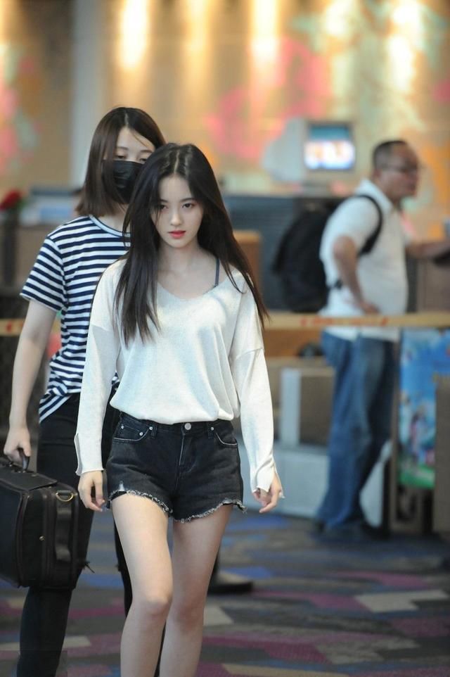 鞠婧祎热舞现身，网友：四千年美女裤子是故意露的吗？