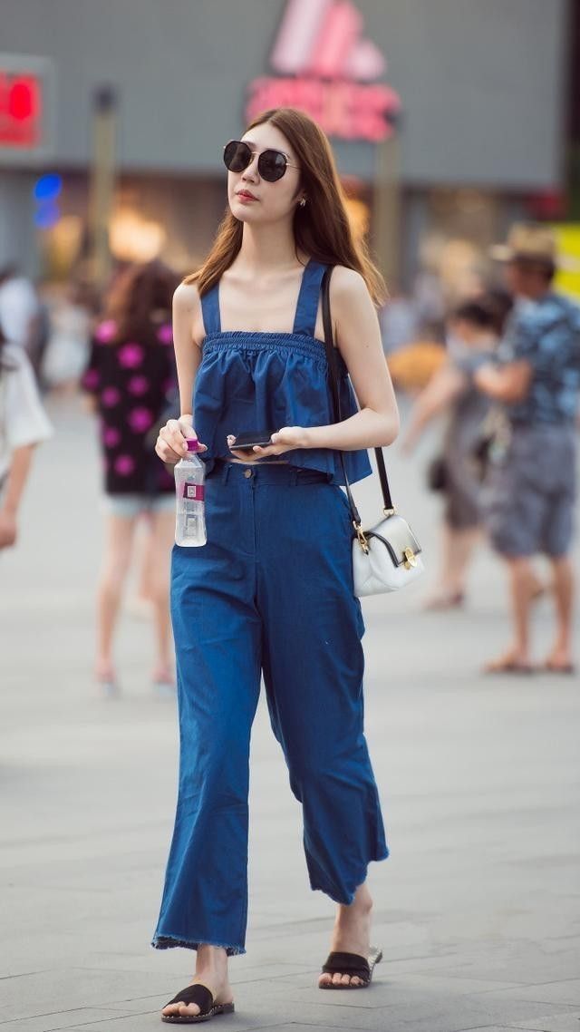 街拍：性感甜美的小姐姐，清凉的装扮养眼又显瘦！