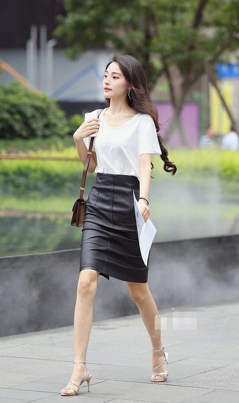 美丽的女人穿着长长的浅紫色T桖