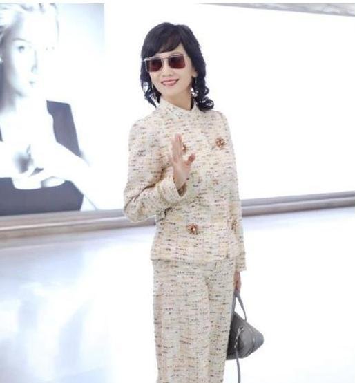 63岁赵雅芝太时尚，脚踩“两根银针”现身机场，厉害了我的老太太