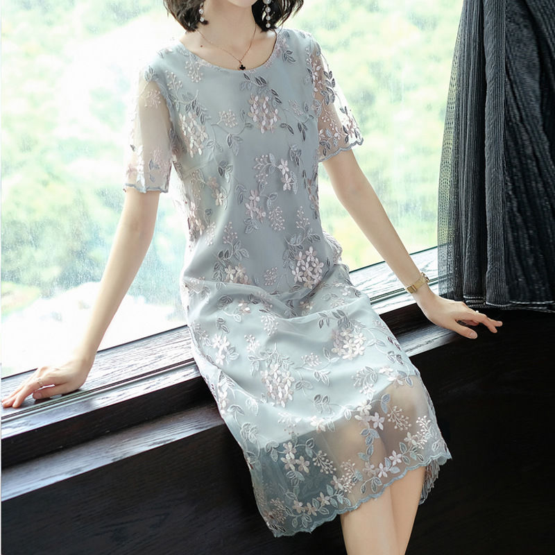 打死都想不到，今夏最火的裙子竟然是“冷淡裙”，上身满满贵妇范