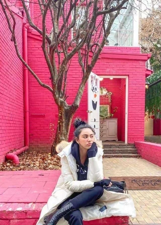  【功不可没】泰国影后Mai太会穿了，穿老气皮毛外套竟像少女，匡威鞋功不可没