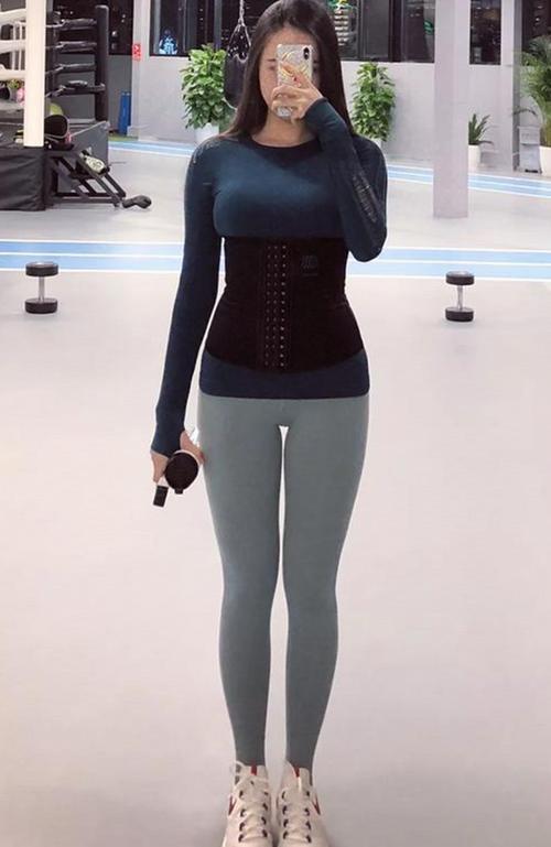 街拍美女：紧身打底裤点缀青春的美好，尽显与众不同的气质！