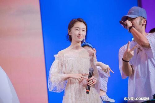 周冬雨为了美太拼了，蕾丝裙惊艳全场，网友：胸部以下全是腿