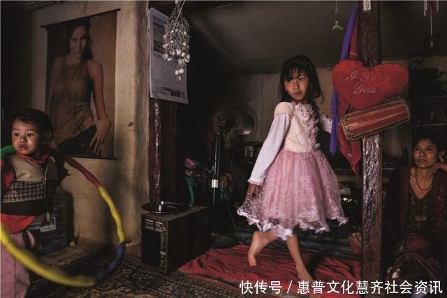 尼泊尔“活女神”废除后该如何生活满是心酸,游客看了偷偷抹泪！