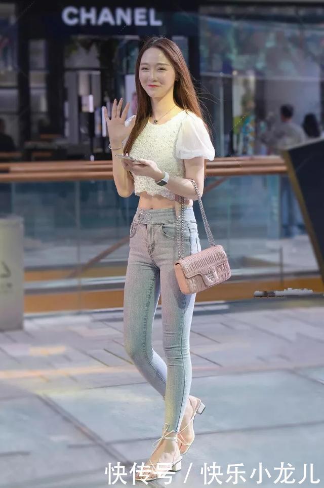  『带着』街拍美女脚上搭配一双交叉绑带的高跟凉鞋，显得特别的清爽