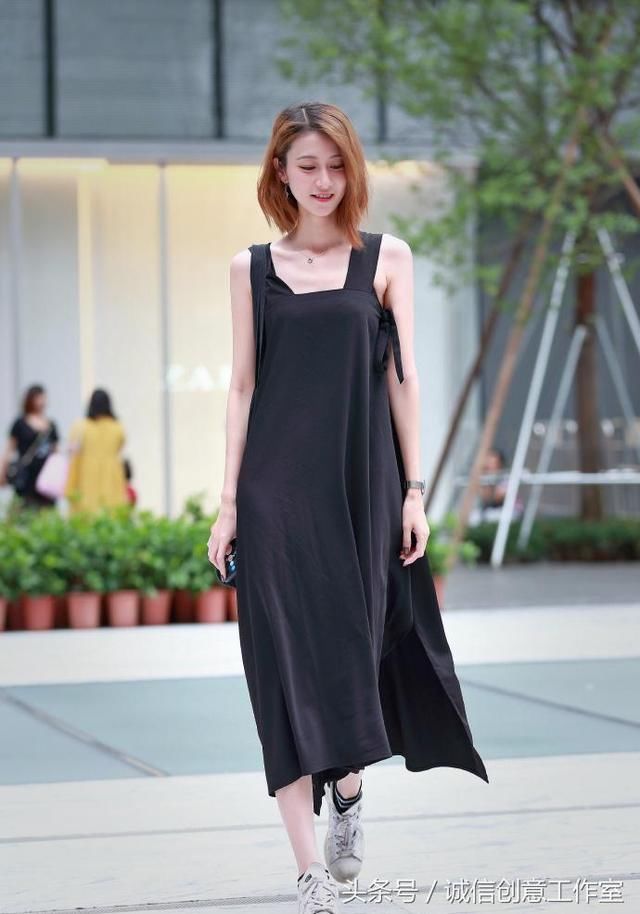 街拍：紧身裙美女靓丽十足，奢华精致，带来几分甜美的性感！