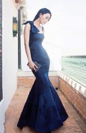 张馨予太惊艳了！鱼尾裙穿到腰就断开了，果然气质才是高级美！