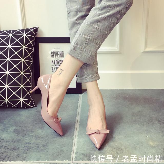  『尖头细跟浅口裸色单』一双单鞋也能穿出这么多风格？百变女王就是你了