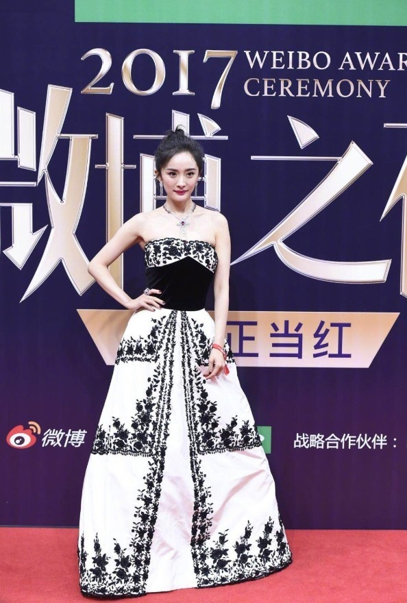 杨幂为了美也太拼了！穿一件如此紧身的裙子，把赘肉都给勒出来了