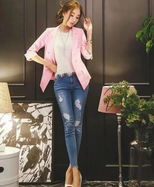 东莞美拍：紧身牛仔裤让你成为女神，女人优雅不失韵味，魅力十足