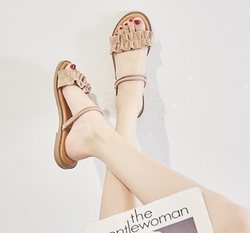 谁说夏天穿连衣裙非要搭高跟鞋？舒适的平底凉鞋衬托玉足更好看