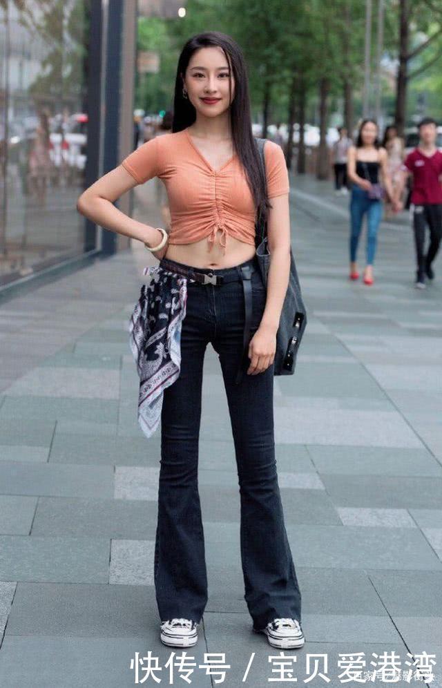  #气质#休闲范十足的牛仔裤搭配，可以展现女生优雅的气质和美感