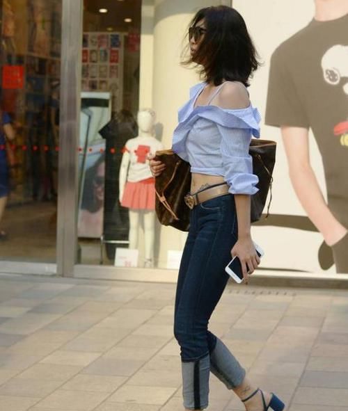 「美女」街拍:艳若桃李的美女,一件黑色上衣配粉色休闲裤,时尚运动气质