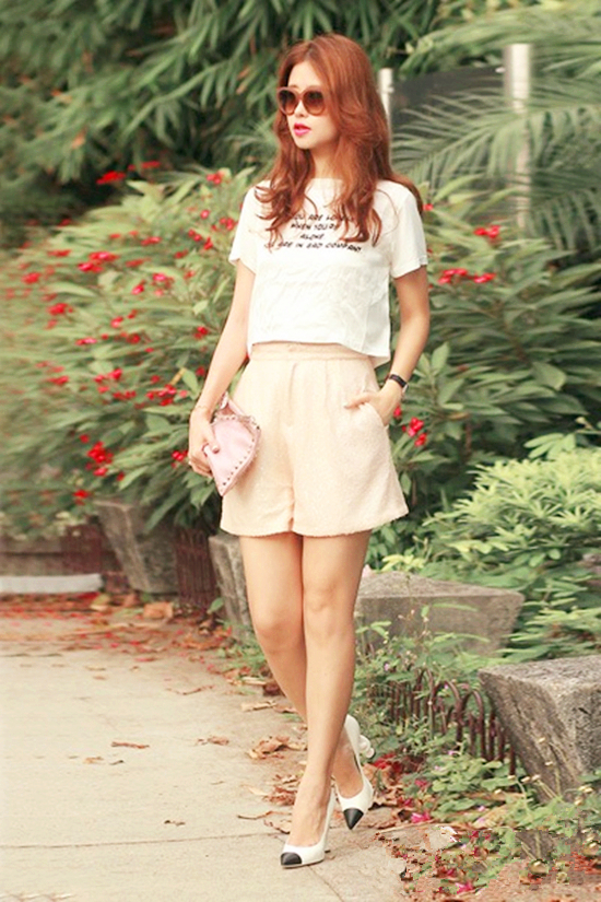 清爽短裤遇上女人味十足的高跟鞋，显高真的不止一点点