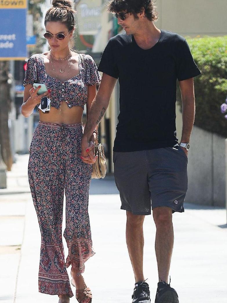 37岁超模AA迎来新恋情, 衣品也开挂, 美貌真的和年纪无关!