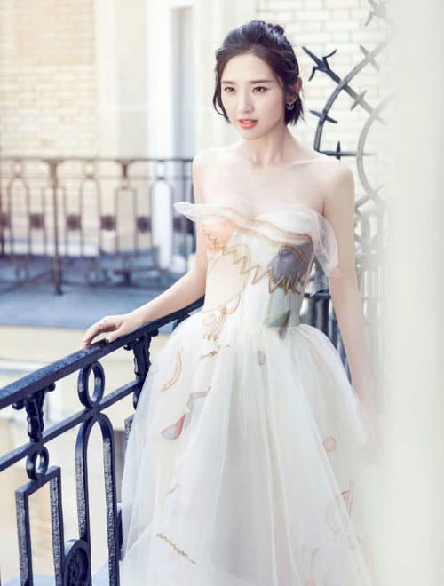 唐艺昕身穿薄纱礼服美炸天，褶皱胸口大秀事业线，网友：张若昀不