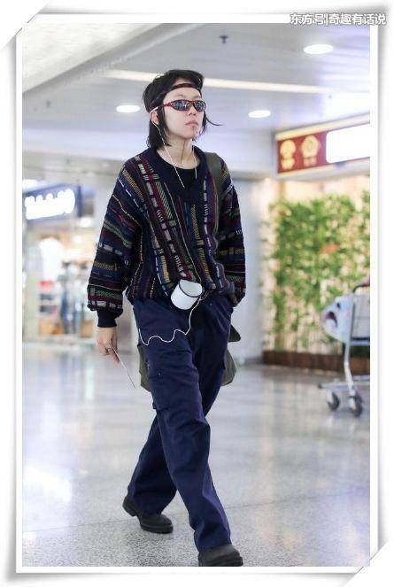 窦靖童把茶缸子挂腰上，大夏天穿毛衣，网友:穿这样亲妈知道吗?