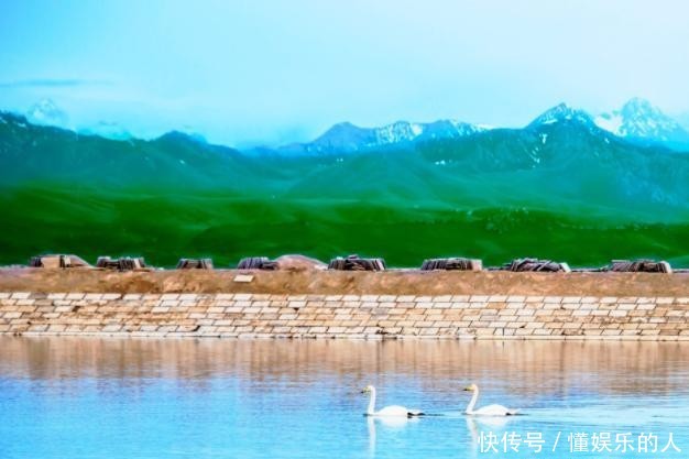 中国这座山不走寻常路，夏季雪不融冰环绕，还要穿羽绒服