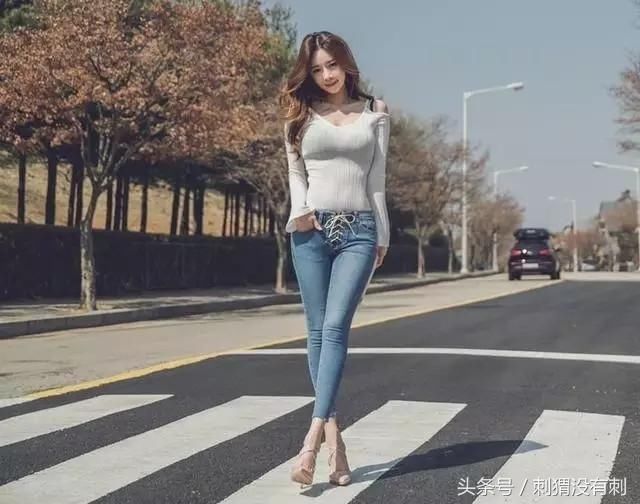 牛仔裤展现出小姐姐的曼妙身材，衬托的女人美貌动人！